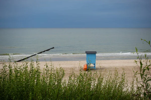 Distant View Blue Lifeguard Booth Beach Cloudy Day Orange Lifeboat — Fotografia de Stock