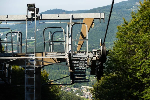 Ορεινή Καρέκλα Του Τελεφερίκ Κοντινό Πλάνο Των Μηχανισμών Στον Πόλο — Φωτογραφία Αρχείου
