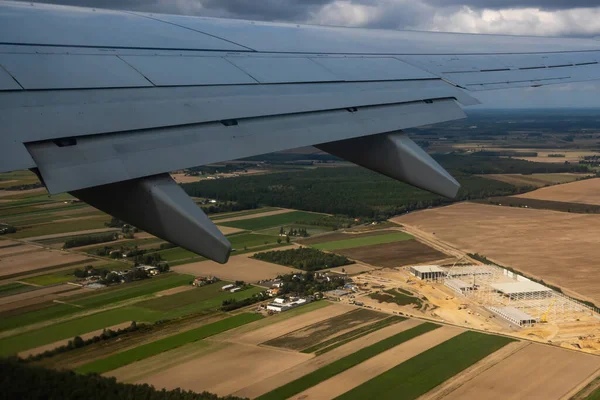 Utsikt Från Flygplansfönstret Till Vingen Bild Tagen Flygning Över Fält — Stockfoto