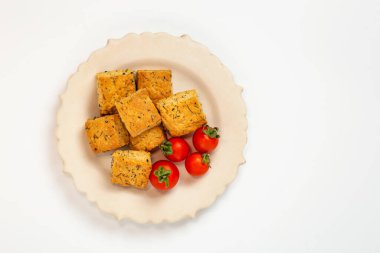 Tabakta vişneli domatesli kurabiyeler beyaz arka planda.