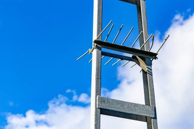 Türkiye 'de eski elektrik direği ve mavi gökyüzü.