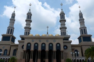 SAMARINDA / INDONESIA - 8 Şubat 2016: Baitul Muttaqien Camisi olarak da bilinen Samarinda İslam Merkezi Camii. Samarinda 'daki en büyük cami, Doğu Kalimantan, Endonezya