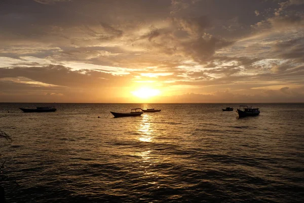 Coucher Soleil Avec Silhouette Bateaux Pêche Dans Océan Ciel Couleur — Photo