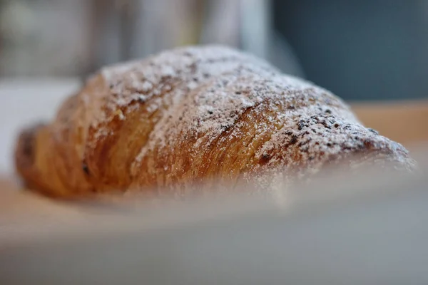 Savoureux Croissant Fraîchement Cuit Posé Sur Assiette Dans Café Gros Photos De Stock Libres De Droits