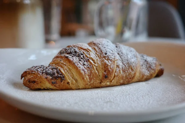 Ízletes Frissen Sült Croissant Feküdt Tányéron Kávézóban Jogdíjmentes Stock Képek