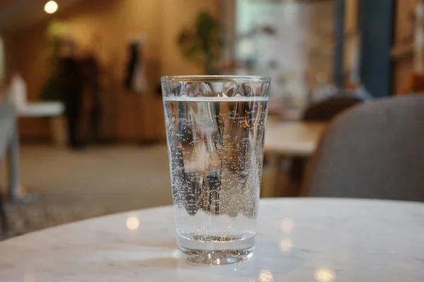 Egy Pohár Csendes Víz Buborékokkal Kávézó Asztalon Közelkép Jogdíjmentes Stock Fotók