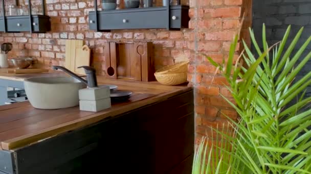 Ver Espacio Abierto Cocina Loft Industrial Con Decoración Vintage Armarios — Vídeo de stock