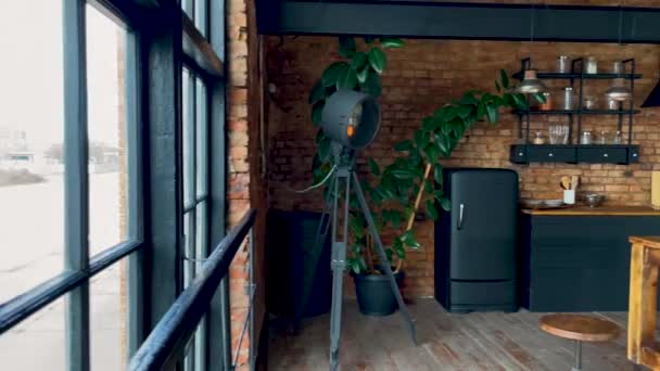 Ver Espacio Abierto Cocina Loft Industrial Con Decoración Vintage Armarios — Vídeo de stock