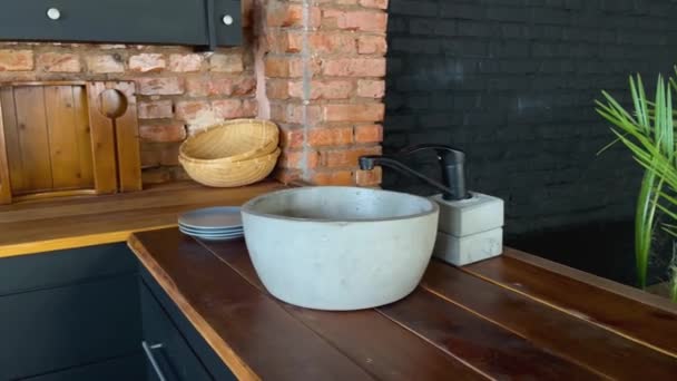 Vista Sobre Espaço Aberto Loft Industrial Cozinha Com Decoração Vintage — Vídeo de Stock