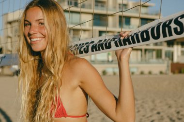 Bikini ve şortlu sarışın California 'lı kız. Yüksek kalite fotoğraf