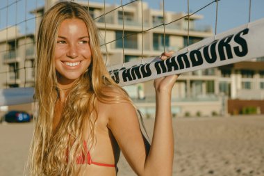Bikini ve şortlu sarışın California 'lı kız. Yüksek kalite fotoğraf