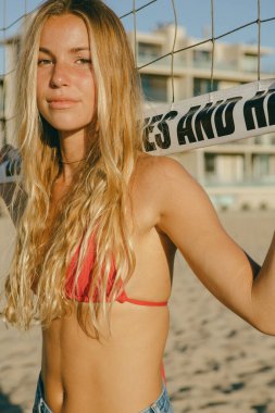 Bikini ve şortlu sarışın California 'lı kız. Yüksek kalite fotoğraf