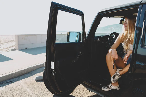 Surfer meisje zit in een auto in Malibu. Op film Californië — Stockfoto