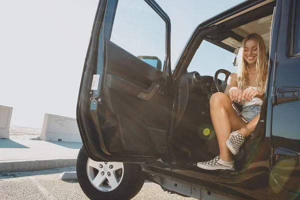 Surfer girl sitting at a car in Malibu. On film California — Stock Photo, Image
