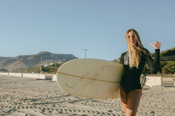 Kaliforniai szörfös lány. Malibu strand. Filmnézés — Stock Fotó