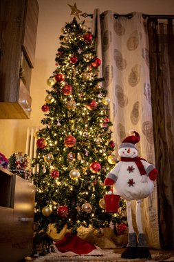 Noel aşkın en büyük kutlamasıdır. Herkes daha iyi bir yarın ve gelecek için hediye ve dilek alışverişinde bulunur. Bir Noel süsü sana kalbini ısıtacak ve seni daha iyi bir insan yapacak anılar getirebilir..