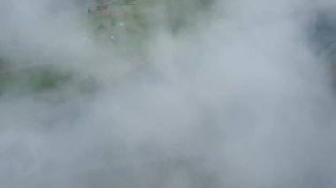 Avusturya 'nın yüksek yamaçlarında küçük güzel bir su deposunun üzerindeki kalın bulut, Leogang Saalbach