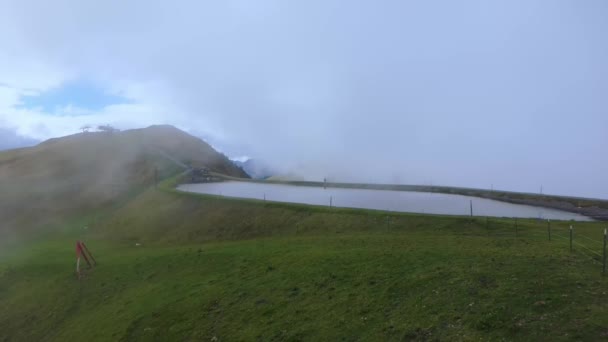 Nebelschwaden Über Einem Schönen Kleinen Stausee Asitz Kogel Österreich Leogang — Stockvideo