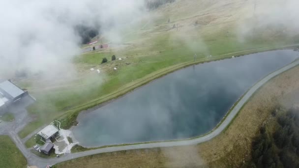 Drone Olha Para Baixo Nuvens Flutuando Sobre Belo Pequeno Reservatório — Vídeo de Stock