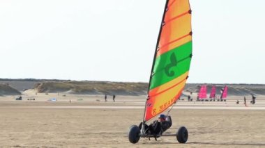 Blokart, Brouwersdam sahilinin yakınından geçiyor, yavaş çekim, Hollanda