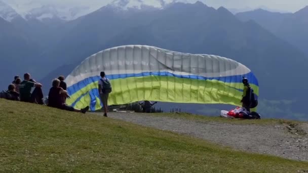 Asa Parapente Desenrola Lentamente Quando Piloto Começa Descer Montanha Áustria — Vídeo de Stock