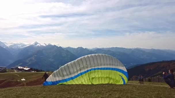 Paraglider Wing Slowly Unfolds Pilot Starts Running Beautiful Mountains Austria — Stockvideo