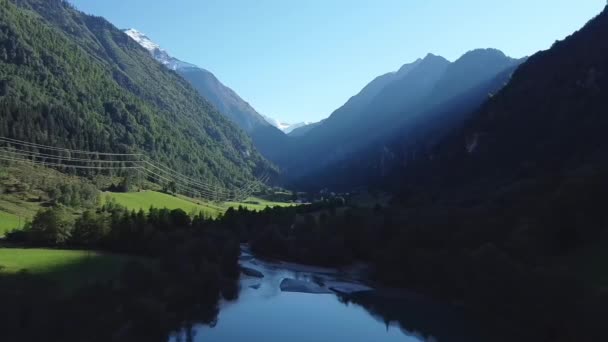 Lago All Ombra Delle Montagne Riprese Droni Clip Video