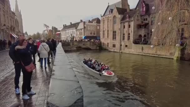 Turisti Barca Attraverso Canali Bruges Filmato Stock