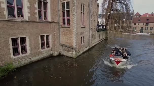 Una Barca Piena Turisti Che Fanno Viaggio Attraverso Canali Bruges Filmato Stock