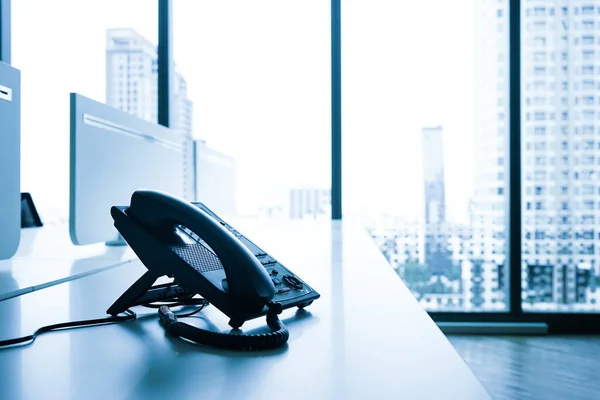 Téléphone Sur Bureau Avec Grande Fenêtre Vue Sur Ville Concept — Photo