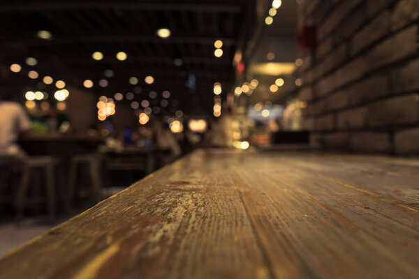 Пустая столешница на размытом кафе ресторан в темном фоне / выборочный фокус.