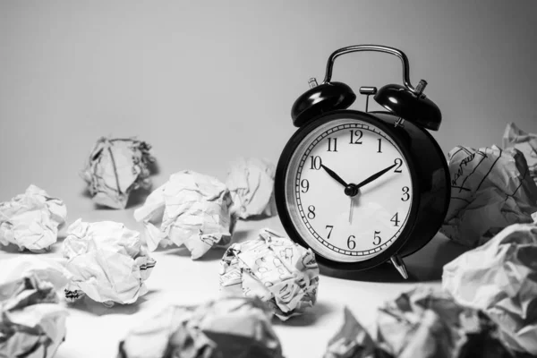 Alarm Klok Met Verkreukelde Papieren Ballen Timing Denken Idee Concept — Stockfoto