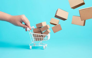 Kişi ve ürün kutusu siparişi ve troleybüs ile iş ekommersi veya çevrimiçi alışveriş kavramları. Pazar ve üretim süreci. Kopya alanı