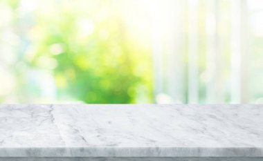 Seçici odak. Bulanık pencere arkaplanındaki mermer masa üstü. Montaj ürünü görüntüleme veya tasarım için görsel anahtar düzeni.