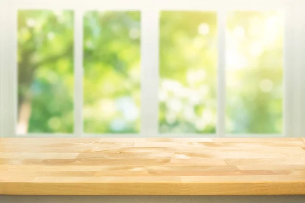 空荡荡的木桌顶部模糊了抽象的绿色花园从窗口看 用于蒙太奇产品展示或设计关键视觉布局 — 图库照片