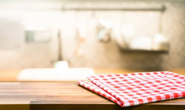 红色面料 木制桌面上的布 放在模糊的厨房柜台 背景上 用于蒙太奇产品展示或设计关键的视觉布局 — 图库照片
