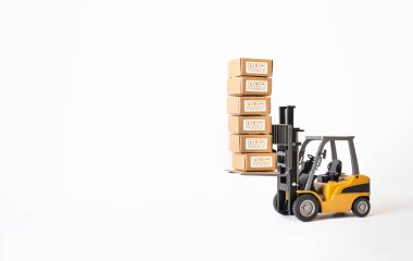 Forklift ürün kutusu yüklü sanayi ve iş ulaşımı. Talep ve tedarik kavramlarıyla ekonomi. Lojistik hizmeti