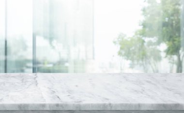 Seçici odaklanma. Bulanık cwindow arkaplanı üzerine mermer masa üstü. Montaj ürünü görüntüleme için.