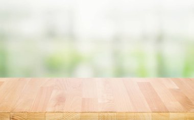 Odaklanmayı seçin. Bulanık cam arkaplan üzerine boş tahta masa üstü. Montaj ürünü görüntüleme veya tasarım için görsel anahtar düzeni