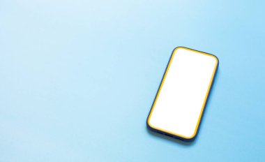 Renkli arka planda beyaz ekranlı akıllı telefonun üst görüntüsü. Düz stil fikirleri vardı.