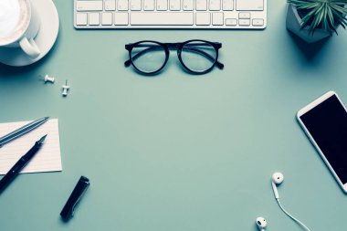 Düz yatış, aksesuarlı boş masa. İş motivasyonu, ilham fikirleri.