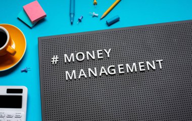 Masaüstü görünümünde metin içeren para yönetimi ve mali plan kavramları.