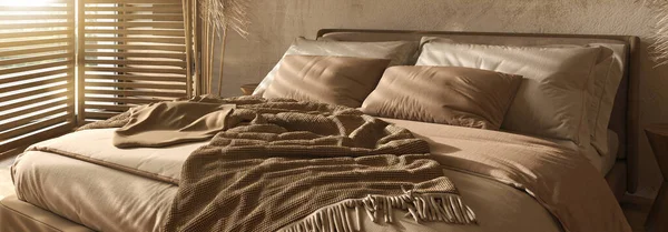 Çiftliğin içinde Boho İskandinav tarzı. Doğal ahşap mobilyaları, kepenkleri ve kuru bitkileri olan bej bir yatak odası. 3D görüntüleme. 3d illüstrasyon.