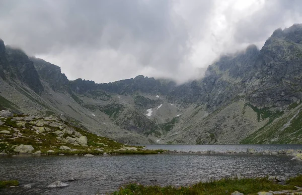 位于高塔特拉山斯洛瓦基一侧的最大的山湖 位于孟古索夫斯卡山谷的辛科沃普莱索 四周是低云下的岩石山 — 图库照片