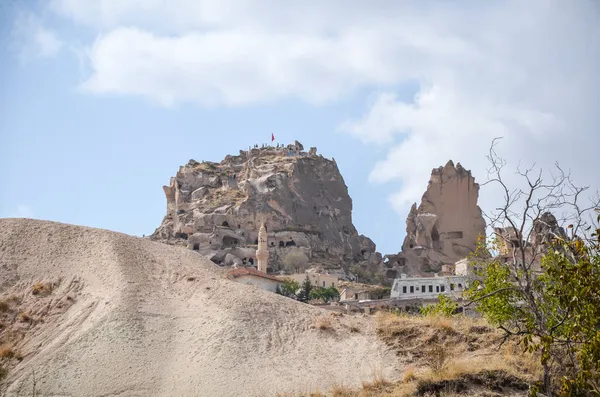 Vista Antigua Ciudad Uchisar Con Castillo Roca Minarete Mezquita Casas — Foto de Stock