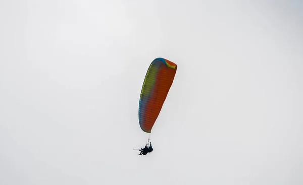 Uomo Sta Volando Parapendio Tra Nuvole Nebbia Sport Estivi Stile — Foto Stock