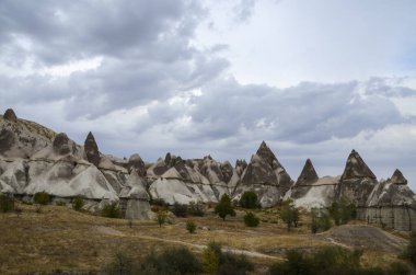 Türkiye 'nin Kapadokya Goreme kentinin volkanik kökenli dağlarının muhteşem manzaralarıyla güzel manzara