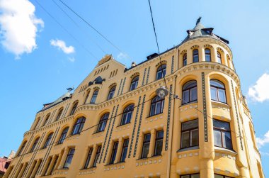 RIGA, LATVIA - 26 Temmuz 2014: Letonya 'nın Riga kentindeki çatıda kedilerin olduğu ünlü eski bina. 