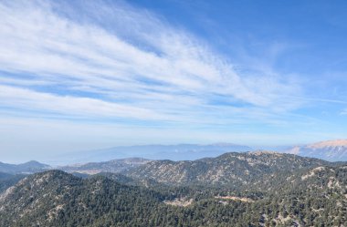 Lübnan sedir ve taş vadileri, Türkiye 'nin Antalya ilçesi yakınlarındaki Antalya Dağı veya Tahtali Dag yakınlarında Lycian yolunun dağ manzarası