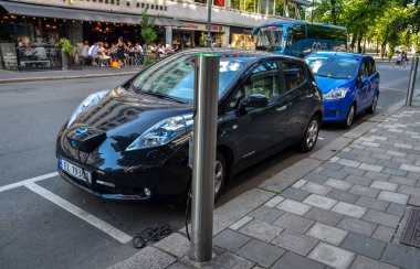 OSLO, NORway - 23 Temmuz 2014: Elektrikli araba Oslo 'nun merkezindeki bir şarj noktasında şarj oluyor. Modern bir alternatif enerji kaynağı